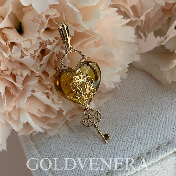 Подвеска "Ключик" из красного золота с янтарём