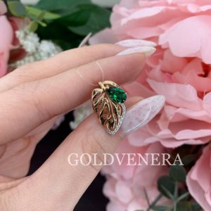 Золотая подвеска с изумрудом